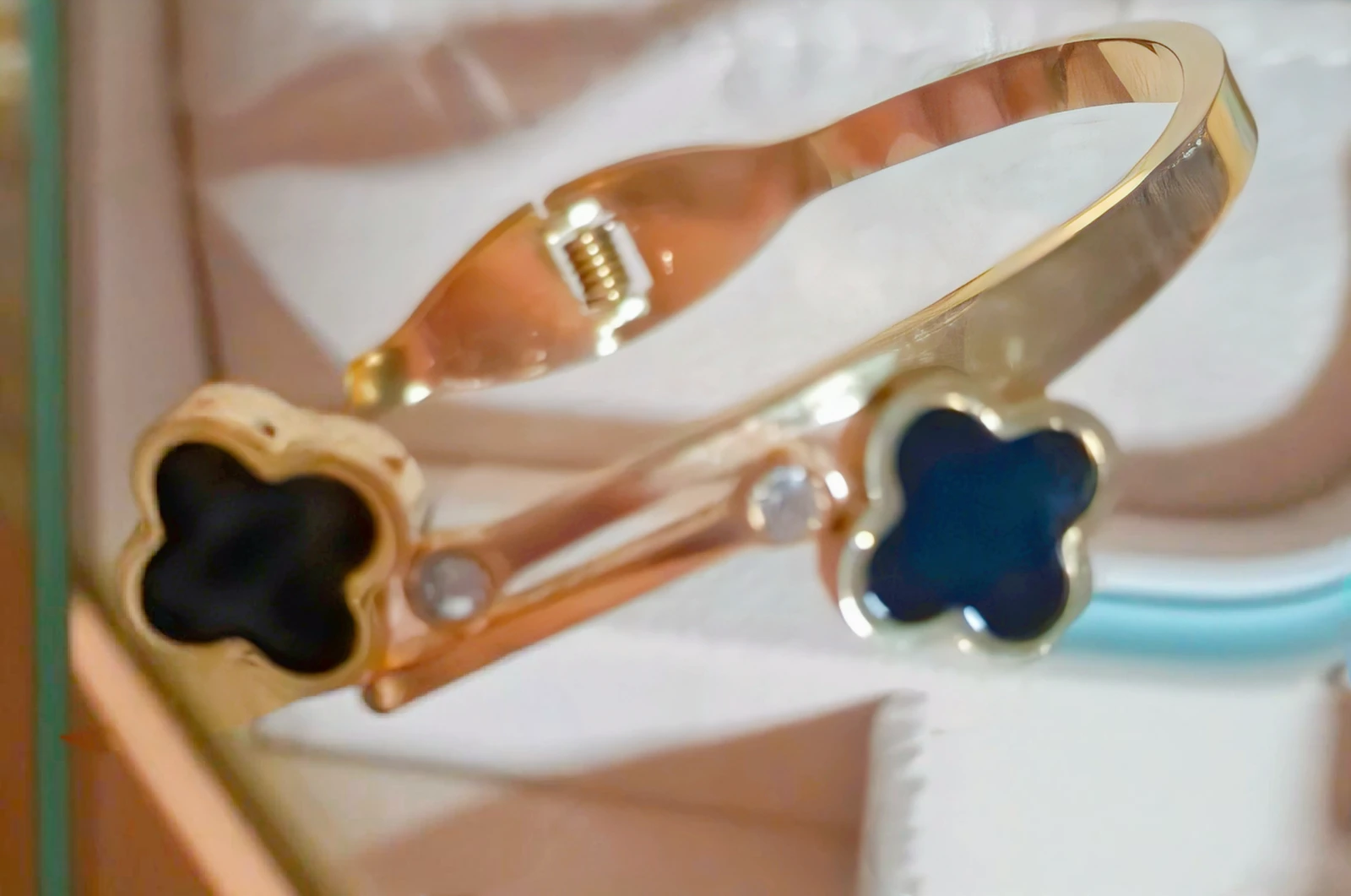 Brazalete acero dorado Clover negra-trebol y circonitas redondas muy brillantes 